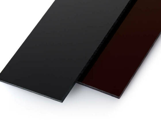Plné polykarbonátové desky tmavě červené pro svařovací boxy 