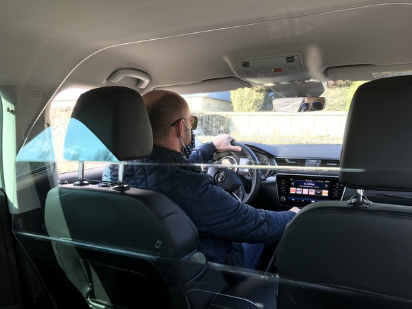 Průhledné přepážky do taxiků a automobilů